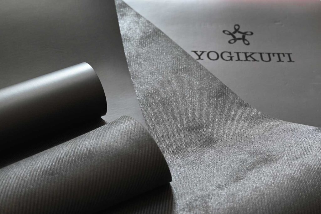 Yogikuti premium στρώμα γιόγκα από φυσικό καουτσούκ με επίστρωση PU και διαγράμμιση χρώμα μαύρο