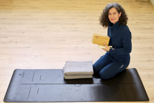 Συνεργασία για προϊόντα yoga - Yogikuti και Μαρία Χρυσοχεράκη, γιόγκα με Yogikuti στρώμα, τουβλάκια, κουβέρτες