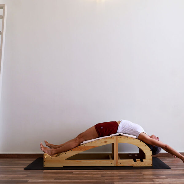 Ξύλινα βοηθήματα Γιόγκα - Μαρία Χρυσοχεράκη, Viparita Dandasana bench, yogikuti premium natural rubber mat, yoga hall