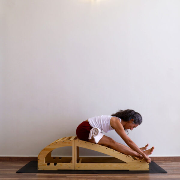 Ξύλινα βοηθήματα Γιόγκα - Μαρία Χρυσοχεράκη, Viparita Dandasana bench, yogikuti premium natural rubber mat, yoga hall